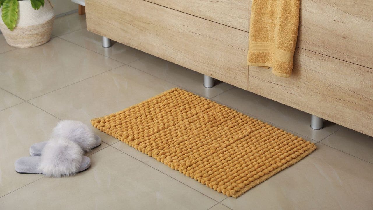 Cozy and trendy bathroom rugs and mats for winter