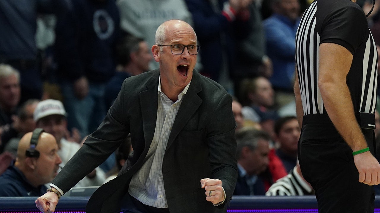 UConn’s Dan Hurley unloads on referee with epic 1-liner in Huskies’ overtime win: ‘Did I say that?’