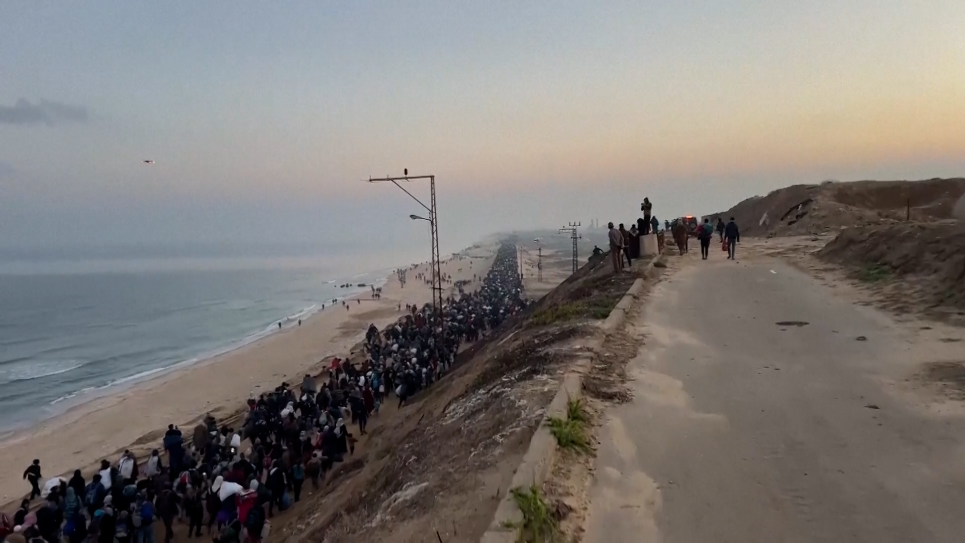 Video: Thousands of Palestinians pack road on return to north Gaza