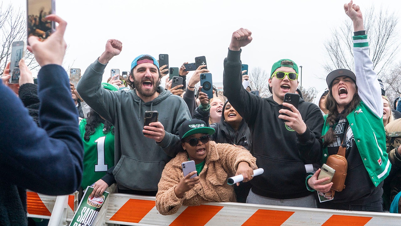 2 Eagles fans camped out for Super Bowl parade 24 hours before start: ‘We bleed green’