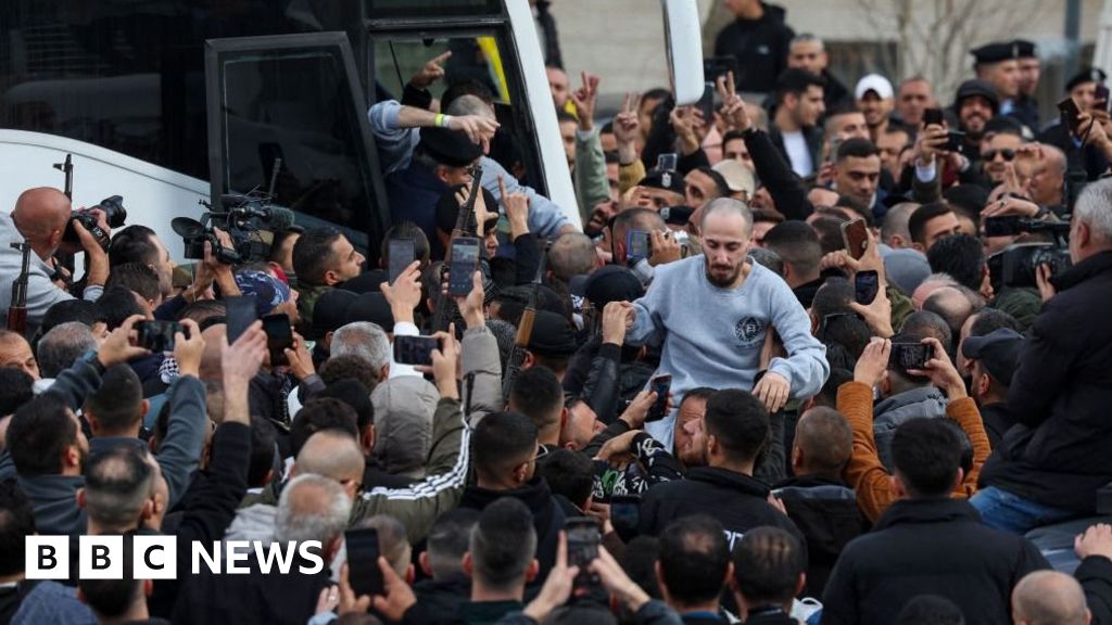 Celebrations as crowd greets freed Palestinian prisoners in West Bank