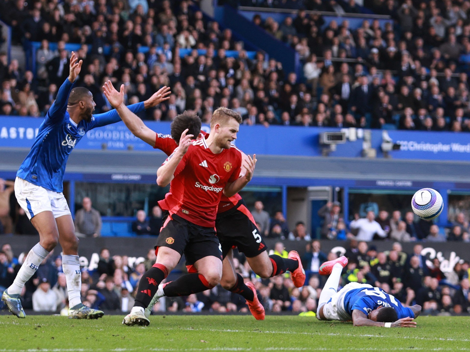 Man Utd survive late VAR penalty drama to fightback for draw at Everton | Football News