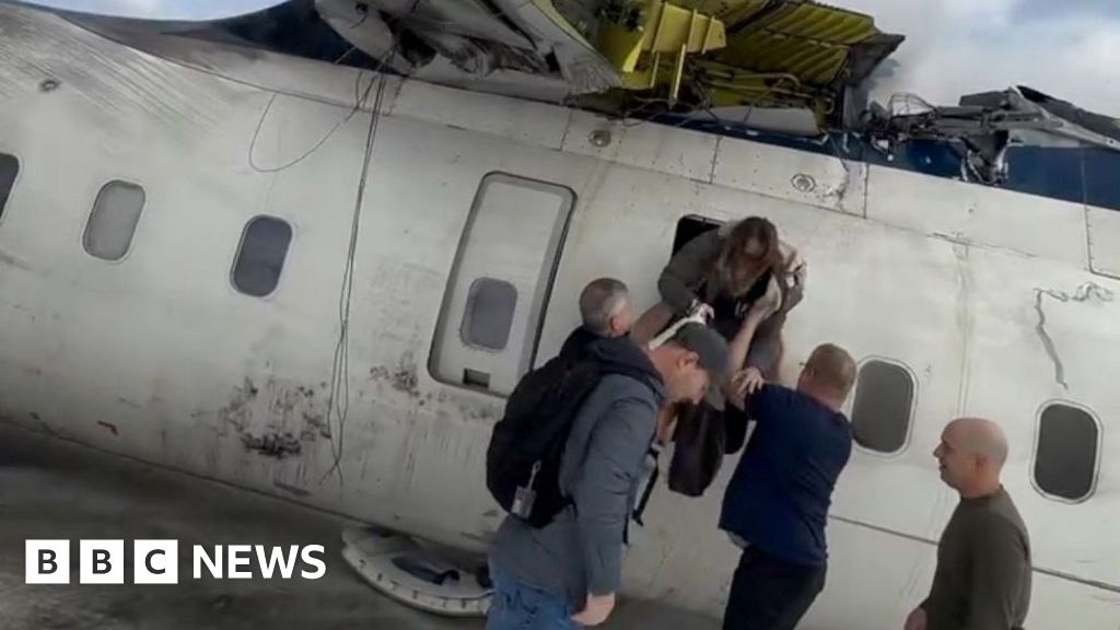 Passenger films his escape from upside down crashed plane