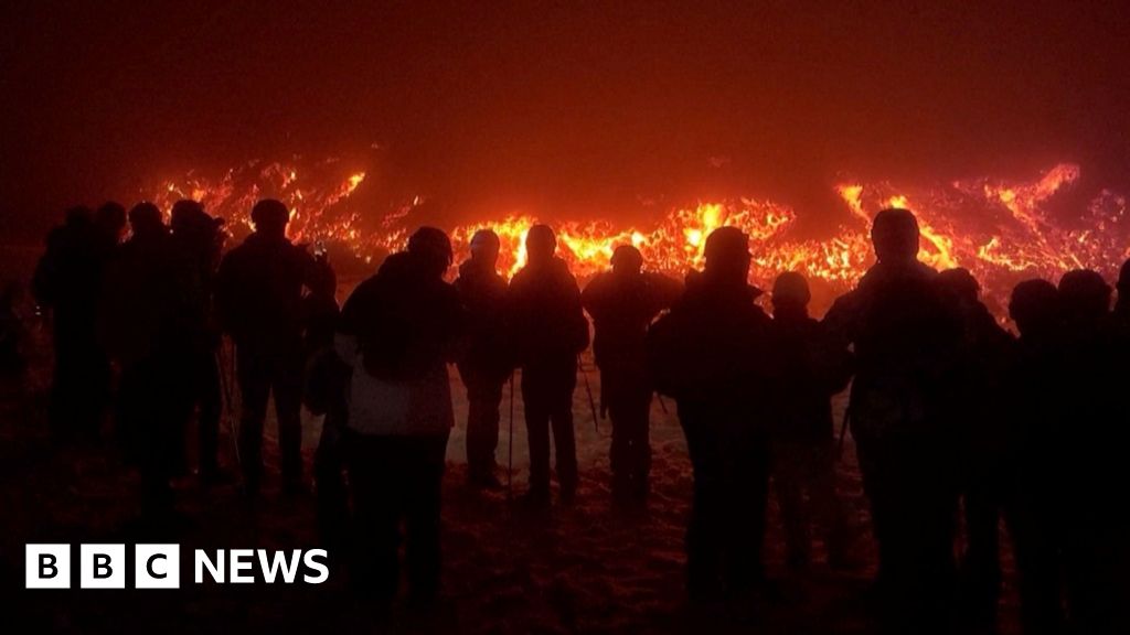 Tourists warned to stay away from Mount Etna lava