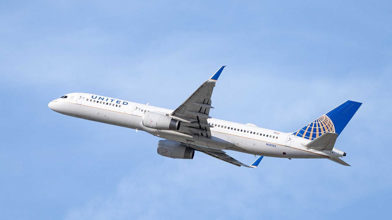 United Airlines flight makes emergency landing at Newark airport