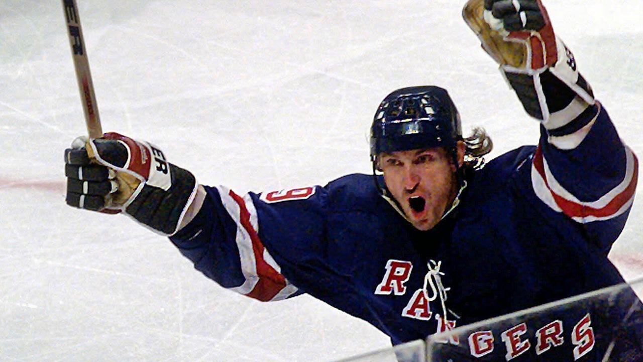 Wayne Gretzky finds defender in hockey legend after criticism