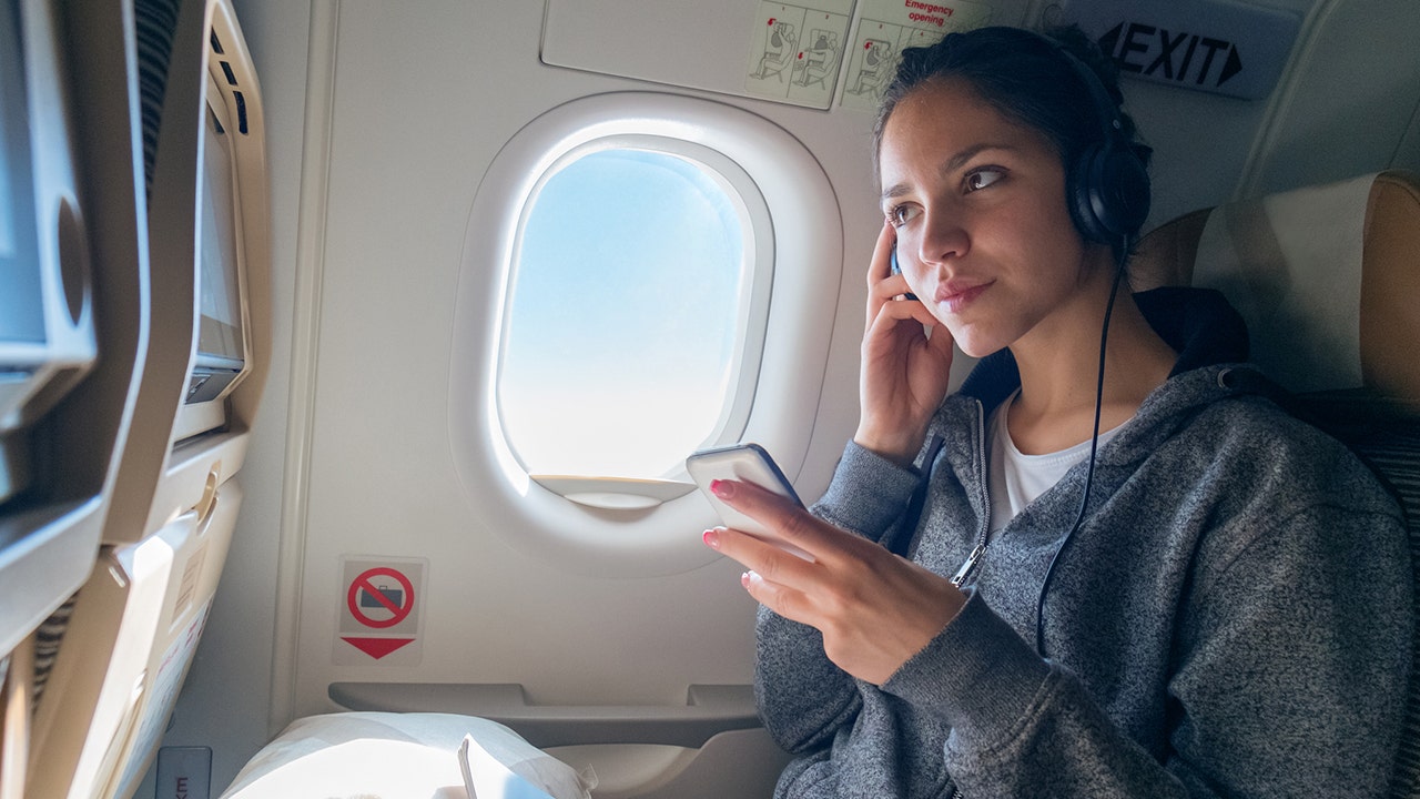 Flight passenger calls out flyers who don’t use headphones. Social media users react