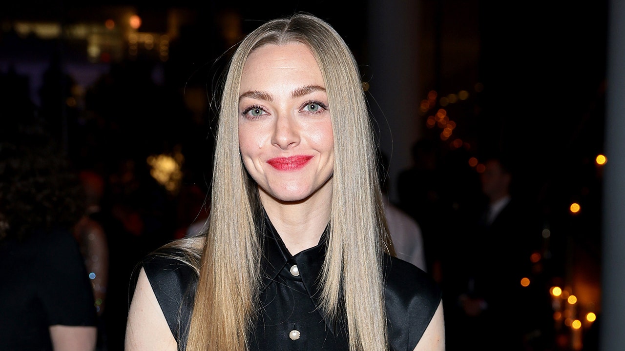 ‘Mean Girls’ star Amanda Seyfried’s dress fell apart in front of Glen Powell