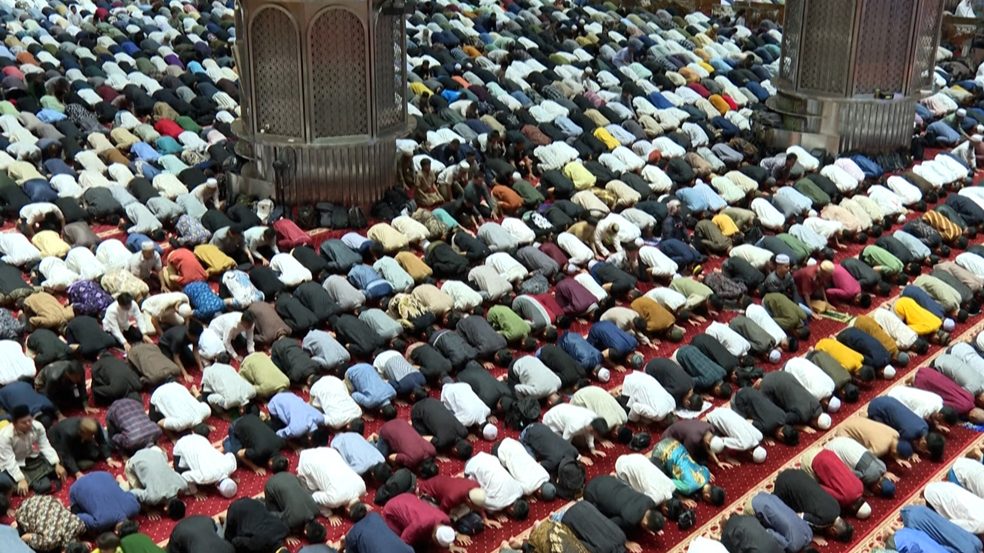 Muslim worshippers hold first Ramadan prayer in Jakarta