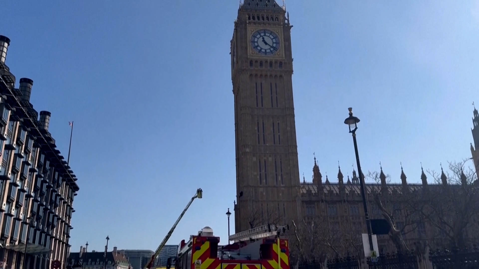 Video: Protester climbs London’s Big Ben with Palestinian flag