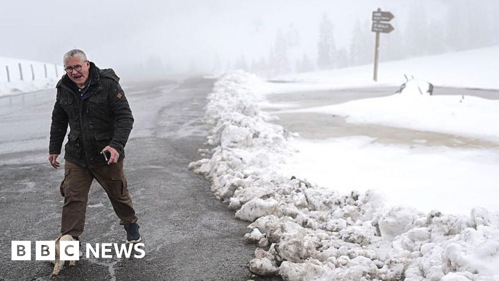 Heavy snow blocks Alpine resorts in Switzerland and France