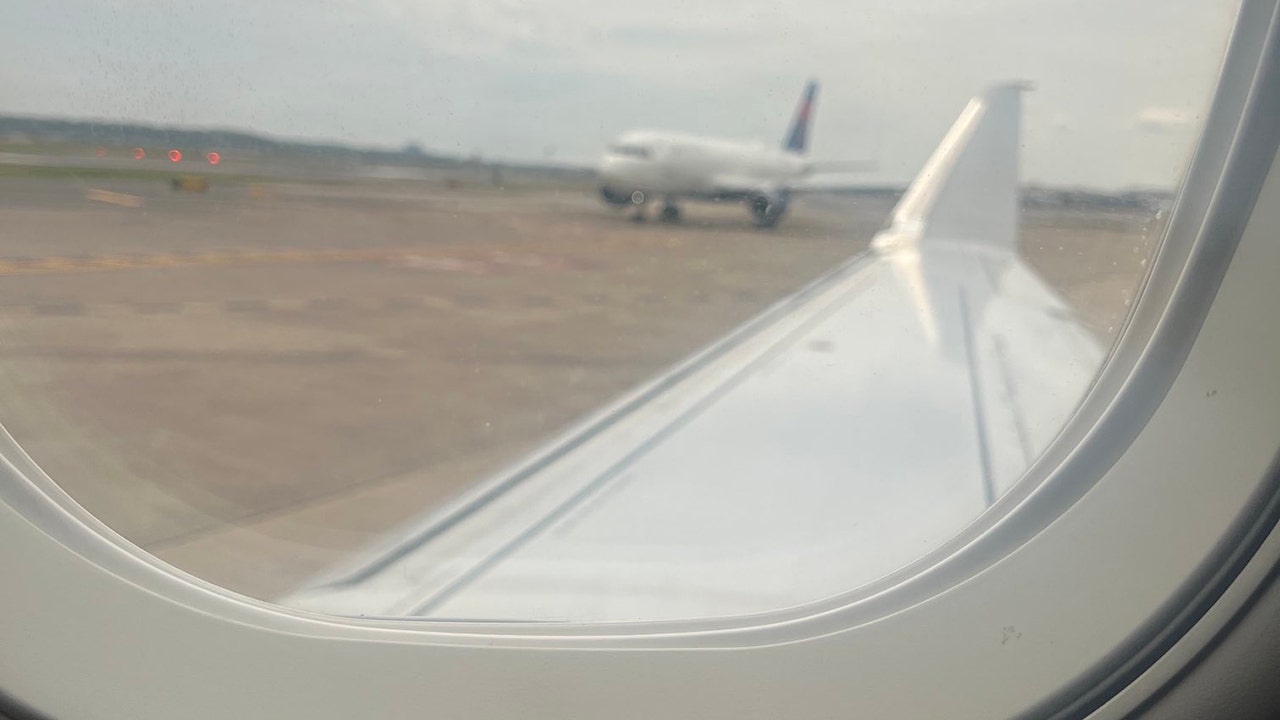 US lawmakers say they were aboard plane when second plane clipped its wing