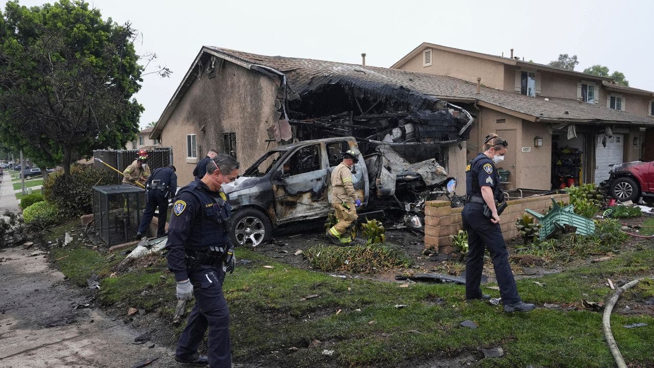 Small aircraft crashes in San Diego neighborhood, sets homes and vehicles on fire