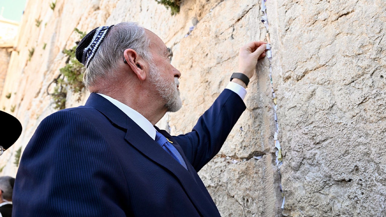 Huckabee defends Jewish connection to Israel through archaeological proof