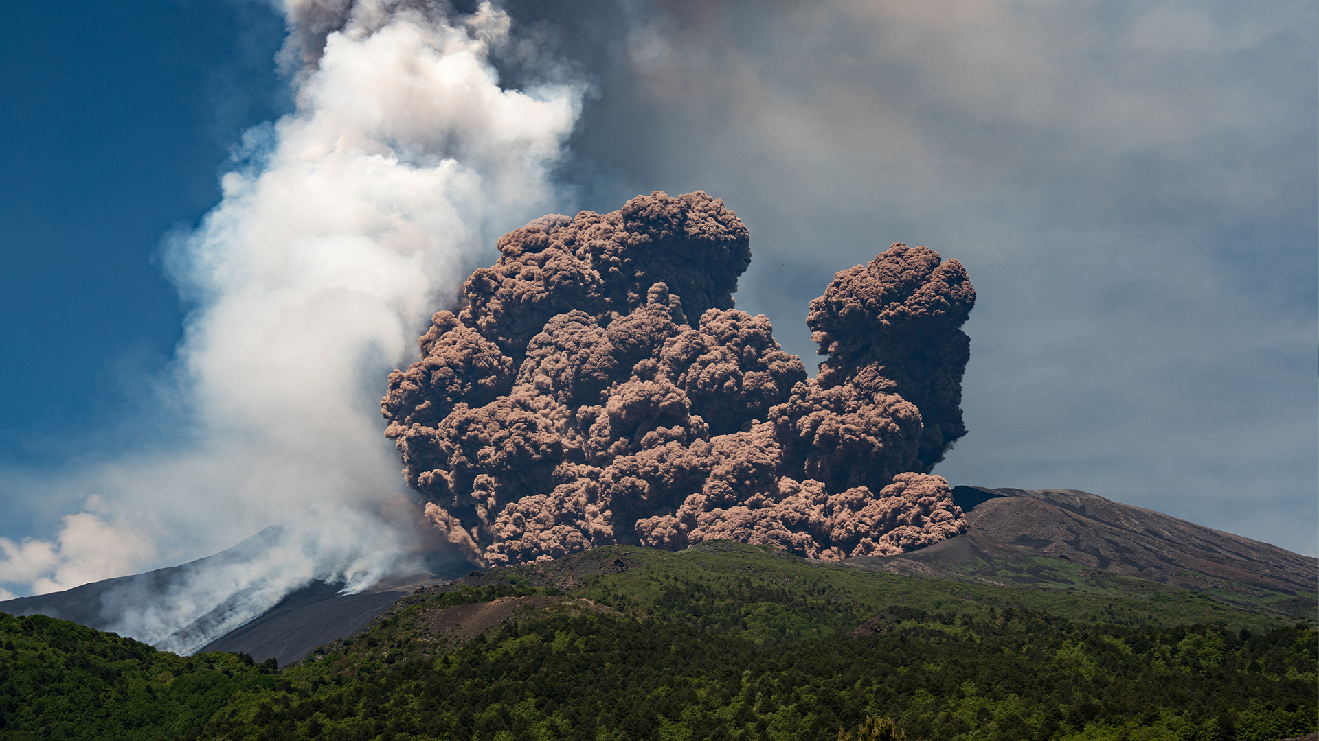 Tourists flee as Italy’s Mount Etna erupts | Volcanoes